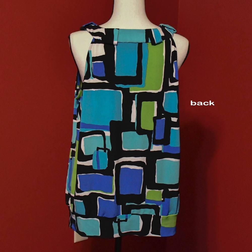 Uniform JPR geometric pattern top - Picture 2 of 4